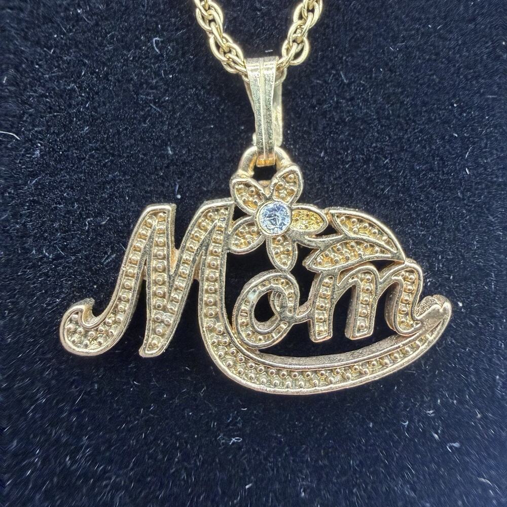 Vintage Avon Mom Necklace Daisy Flower Spellout Pendant 18" Goldtone Chain